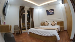 A hotel room with a bed, a desk, a chair, and a TV. - Khach San Sao Viet (Quy Nhon)