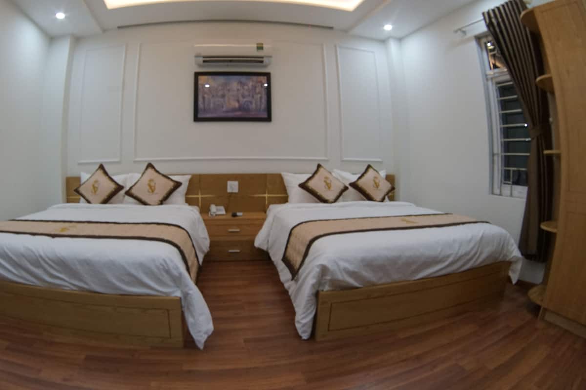 Kamar Quadruple Deluks | Minibar, meja kerja, tirai kedap cahaya, dan kedap suara
