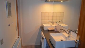 Chuveiro, produtos de toalete grátis