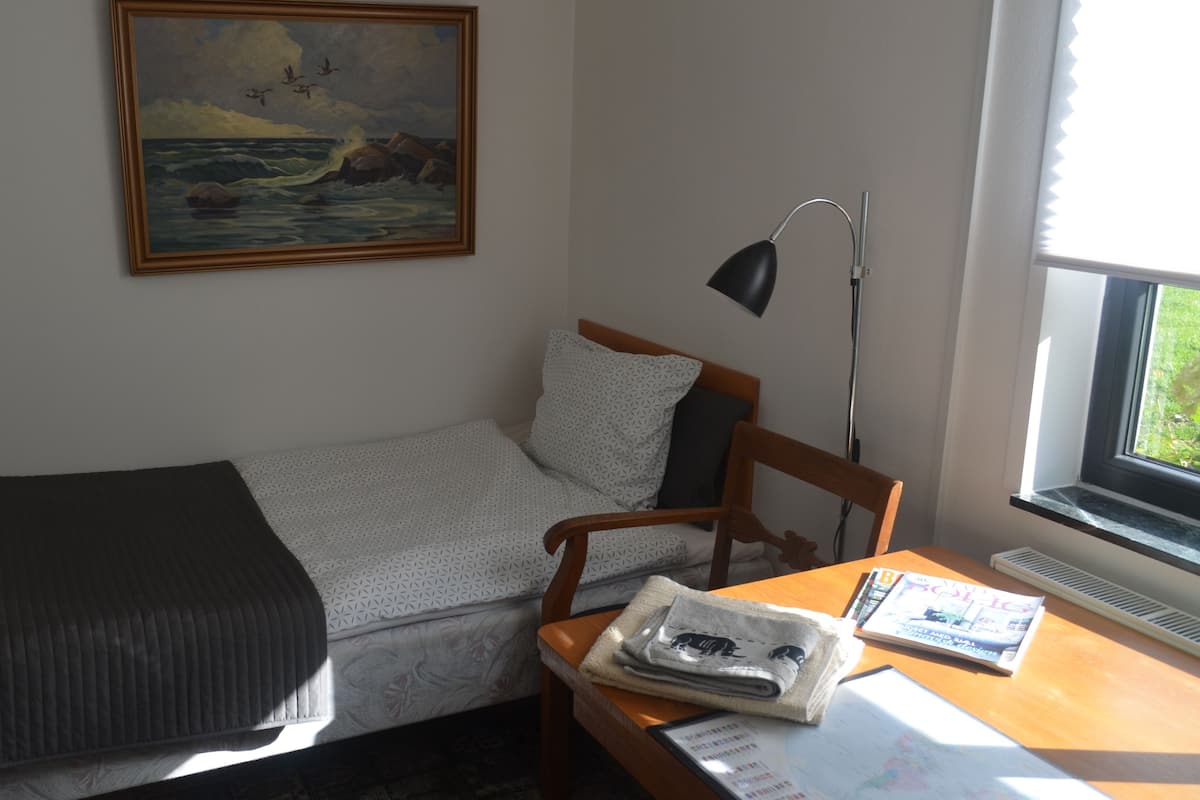 Kamer (Rum 4) | Individueel gedecoreerd, individueel gemeubileerd, een bureau