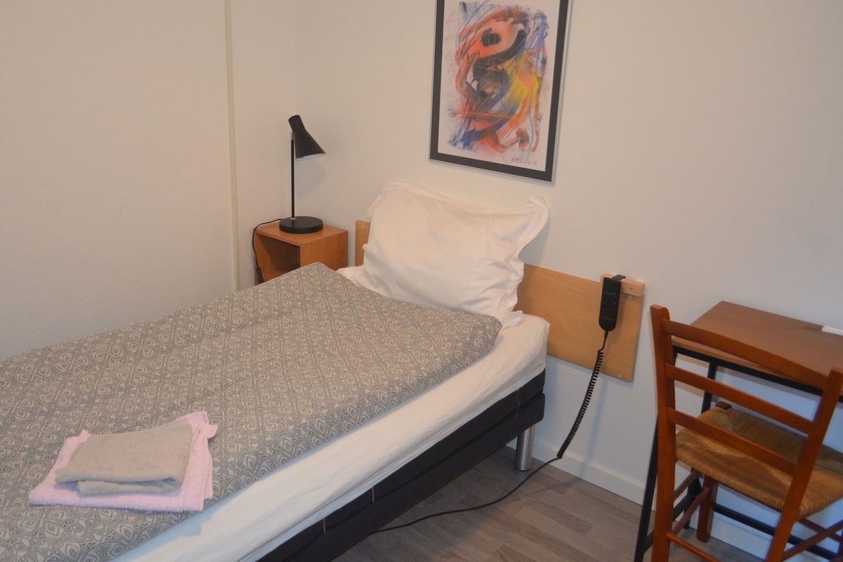 Kamer (Rum 1) | Individueel gedecoreerd, individueel gemeubileerd, een bureau