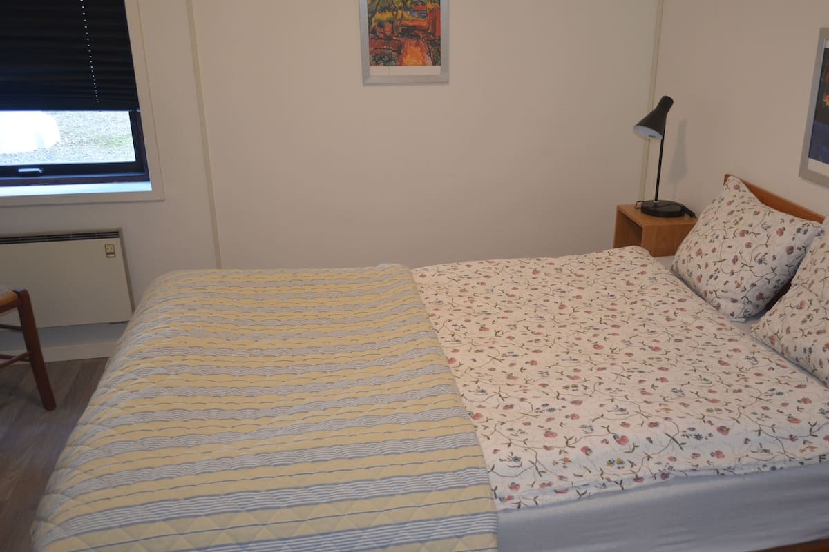 Kamer (Rum 2) | Individueel gedecoreerd, individueel gemeubileerd, een bureau