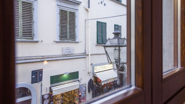 A street view with a shop named "PELLETIERIA" and another shop with a sign "ANTIKARTE".