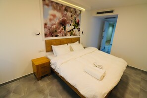 Desk, blackout curtains, iron/ironing board, free rollaway beds - See Me Jerusalem Panoramic View Apts (Jerusalem)