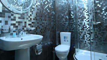 Dusche, Regendusche, kostenlose Toilettenartikel, Haartrockner