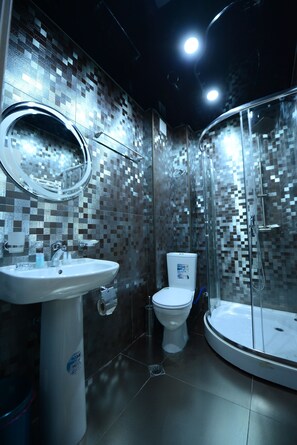 Shower, rainfall showerhead, free toiletries, hair dryer - Hotel Aristocrat Batumi (Batumi)