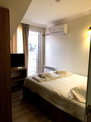 Comfort-Doppel- oder -Zweibettzimmer, Balkon | Hochwertige Bettwaren, Daunenbettdecken, Schreibtisch