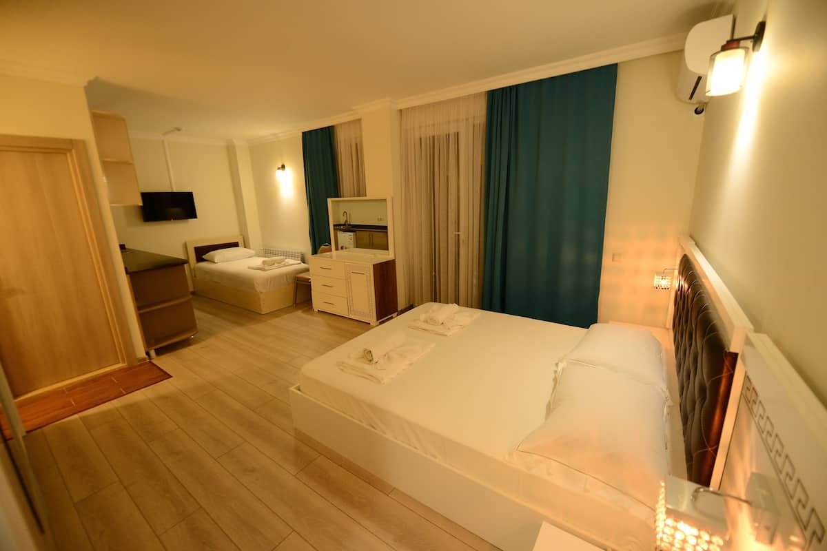 Design Studio, Balcony, City View | Premium bedding, down duvets, desk, laptop workspace