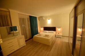 Studio Design, balcon, vue ville | Literie de qualité supérieure, couette en duvet d'oie, bureau