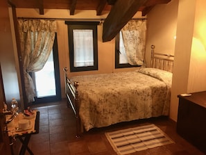 Individually decorated, individually furnished, desk, laptop workspace - B&B & Residence Corte Bebbi (Bibbiano)