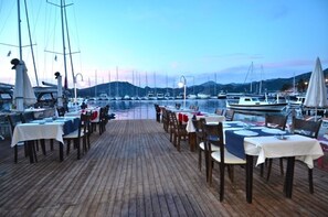 Petit déjeuner, déjeuner et dîner servis sur place