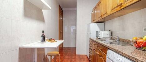 Køleskab, mikrobølgeovn, ovn, kogeplade