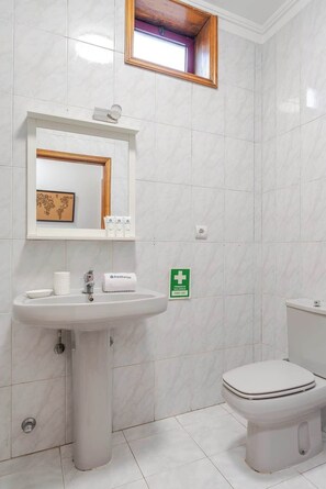 Ensemble douche/baignoire, sèche-cheveux, serviettes fournies