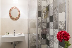 Bathroom shower - Santo Spirito Cozy Flat (Florence)