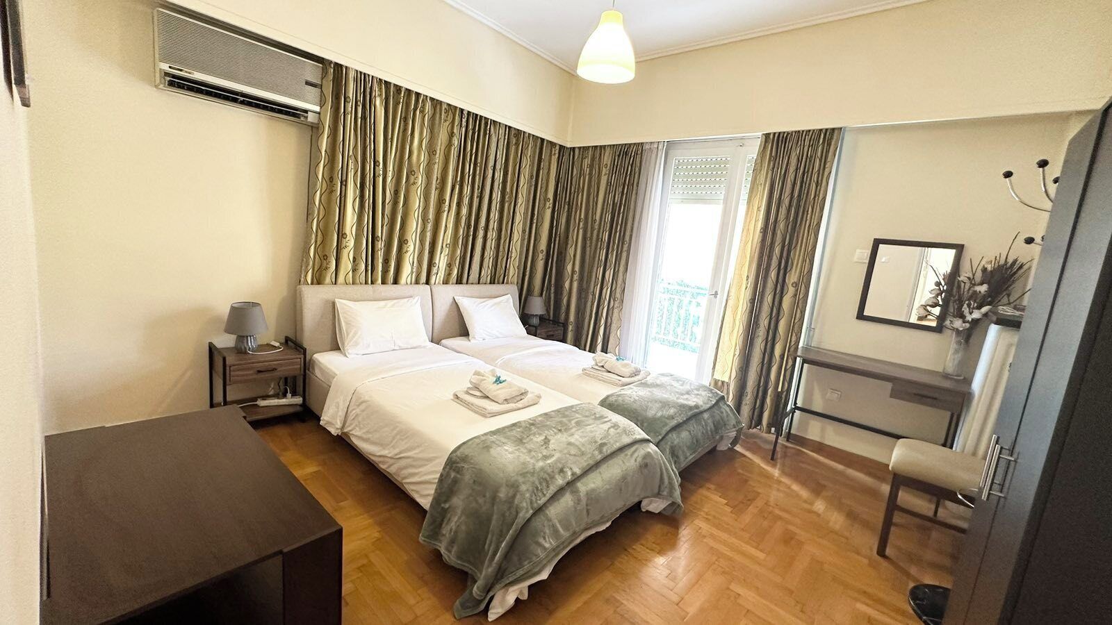 2 bedrooms, in-room safe, desk, iron/ironing board