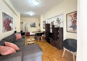 Smart TV, video games, DVD player, music library - Comfortable apartment for your holidays, in the center of Athens. (Kallithea)