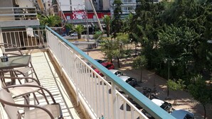 A balcony with metal railings and a table with chairs. - Comfortable apartment for your holidays, in the center of Athens. (Kallithea)