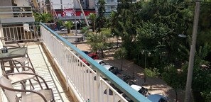 Outdoor dining - Comfortable apartment for your holidays, in the center of Athens. (Kallithea)