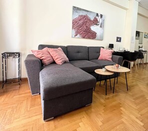 Smart TV, videojuegos, reproductor de DVD y biblioteca musical 