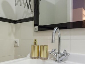 Badewanne, Haartrockner, Handtücher