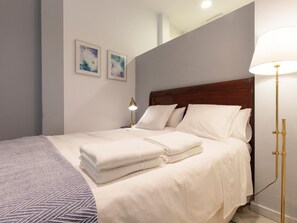 1 habitación, tabla de planchar con plancha, internet y ropa de cama 