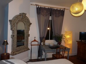 Double Room, Non Smoking (Bleu) | Individually decorated, individually furnished, free WiFi, bed sheets