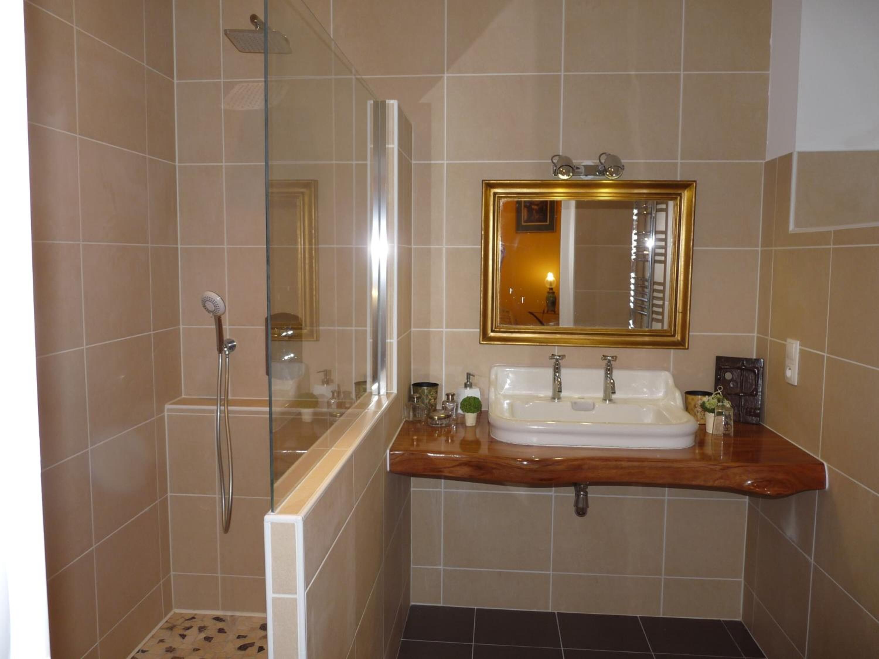 Een douche, gratis toiletartikelen, een haardroger, handdoeken