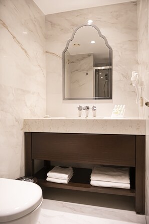 Deluxe Double Room | Badezimmer | Dusche, Hydromassagedusche, kostenlose Toilettenartikel, Haartrockner