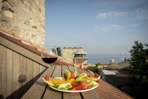 Junior Suite with Balcony and Sea View | Food and drink - Ishak Pasa Palace by Joyway Hotels (Istanbul)