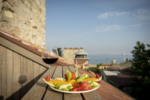 Junior Suite with Balcony and Sea View | Mat og drikke