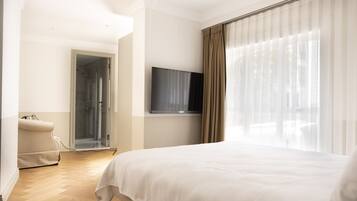1 bedroom, premium bedding, minibar, in-room safe