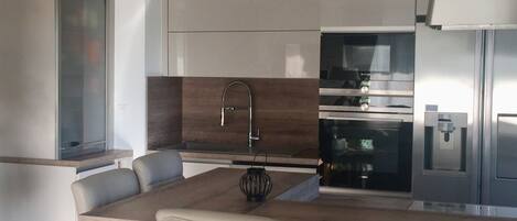 Kühlschrank, Mikrowelle, Ofen, Herdplatte