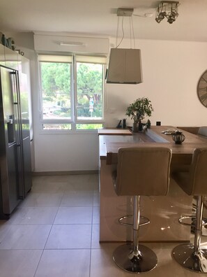 Réfrigérateur, micro-ondes, four, plaque de cuisson