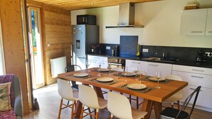 Una cocina moderna con comedor listo para seis personas.