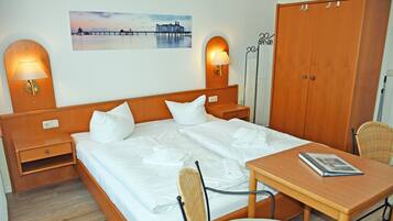 1 bedroom, desk, travel cot, WiFi