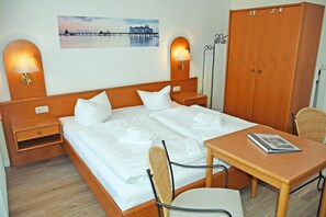 1 slaapkamer, een bureau, reisbedje, wifi