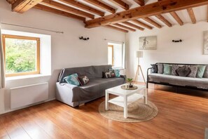 电视、壁炉、书