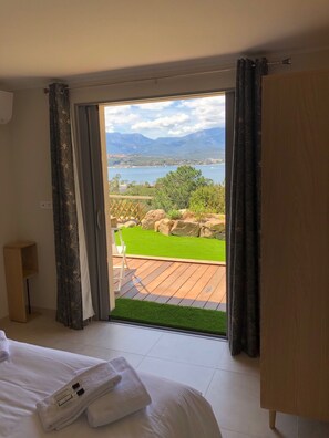 3 chambres, coffres-forts dans les chambres, fer et planche à repasser