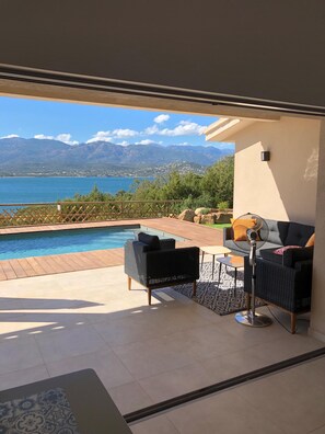 A balcony with a pool, outdoor furniture, and a view of mountains and a lake. - VILLA ALTA-ROCCA - 3CH - CLIM - SEA VIEW - PRIVATE POOL HEATED - NEAR BEACH (Porto-Vecchio)