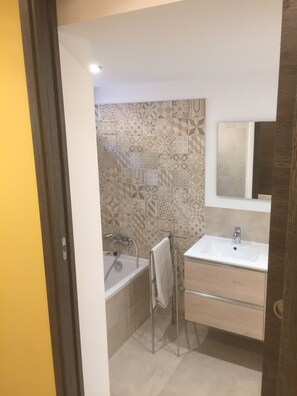 Combinació de dutxa i banyera, assecador de cabells i tovalloles