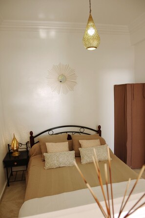 2 bedrooms, WiFi, bed sheets - 5 min from beach, flat terrace sea view ideal family/surfeur typical Berber village (Tamraght)