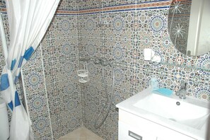 Combined shower/bathtub, towels - 5 min from beach, flat terrace sea view  ideal family/surfeur  typical Berber village (Tamraght)