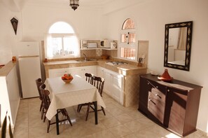 Réfrigérateur, micro-ondes, plaque de cuisson, cafetiÚre/bouilloire