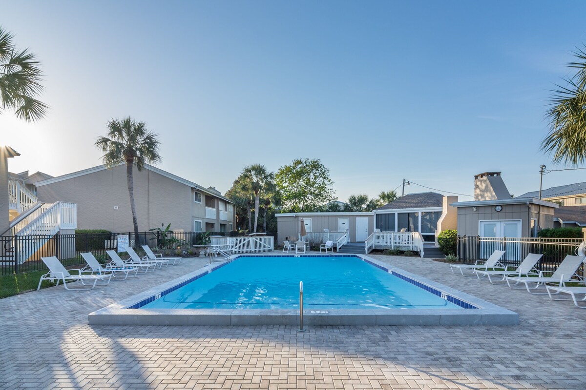 Beach Service Included! Private Beach Access, Chateau La Mer 4B!