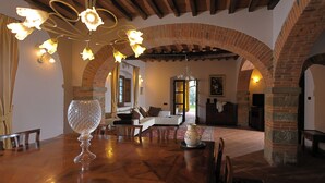 A dining area with a wooden table, chairs, and a decorative glass centerpiece. - Palagina la cascina (Figline e Incisa Valdarno)