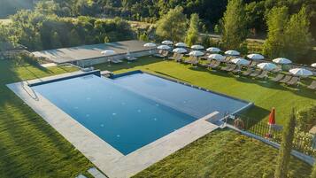 Piscina stagionale all'aperto, lettini