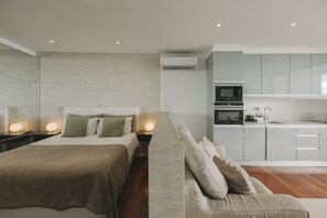 Premium Apartment, 1 Bedroom, Ocean View (Coast 2) | In-room dining