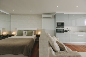 Premium Apartment, 1 Bedroom, Ocean View (Coast 2) | In-room dining