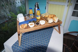 Daily buffet breakfast for a fee