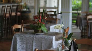 Se sirven desayunos, comidas, cenas y cocina local e internacional
